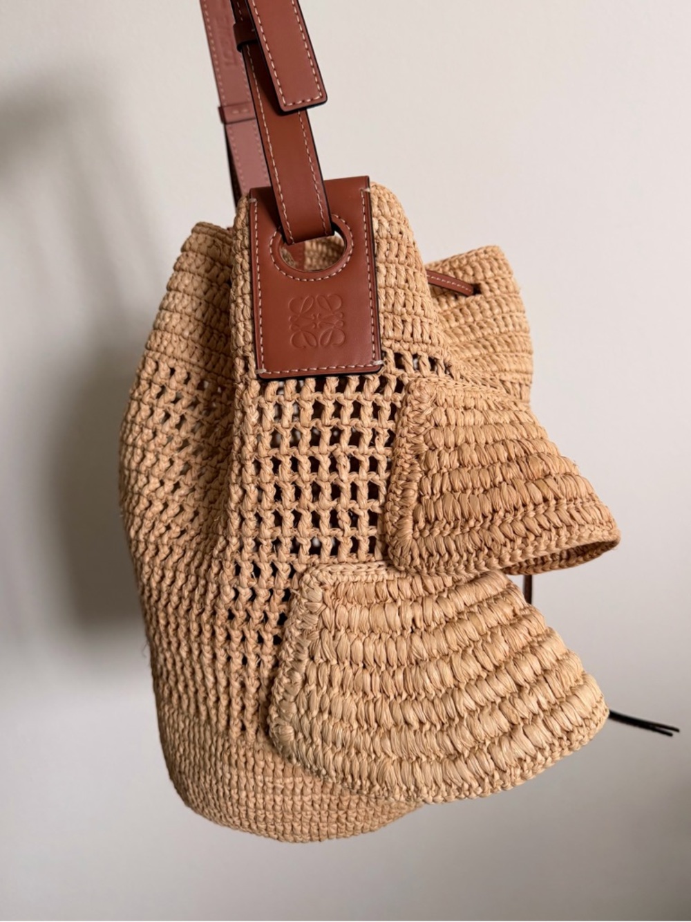 LOEWE x Paula's Ibiza Balloon Ruffled Raffia Shoulder Bag - Picture 4 of 14